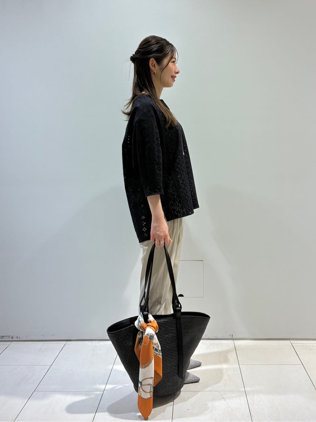 KAOさんの「INDIVI｜【60cm四方】スクエアスカーフ」を使ったコーディネート