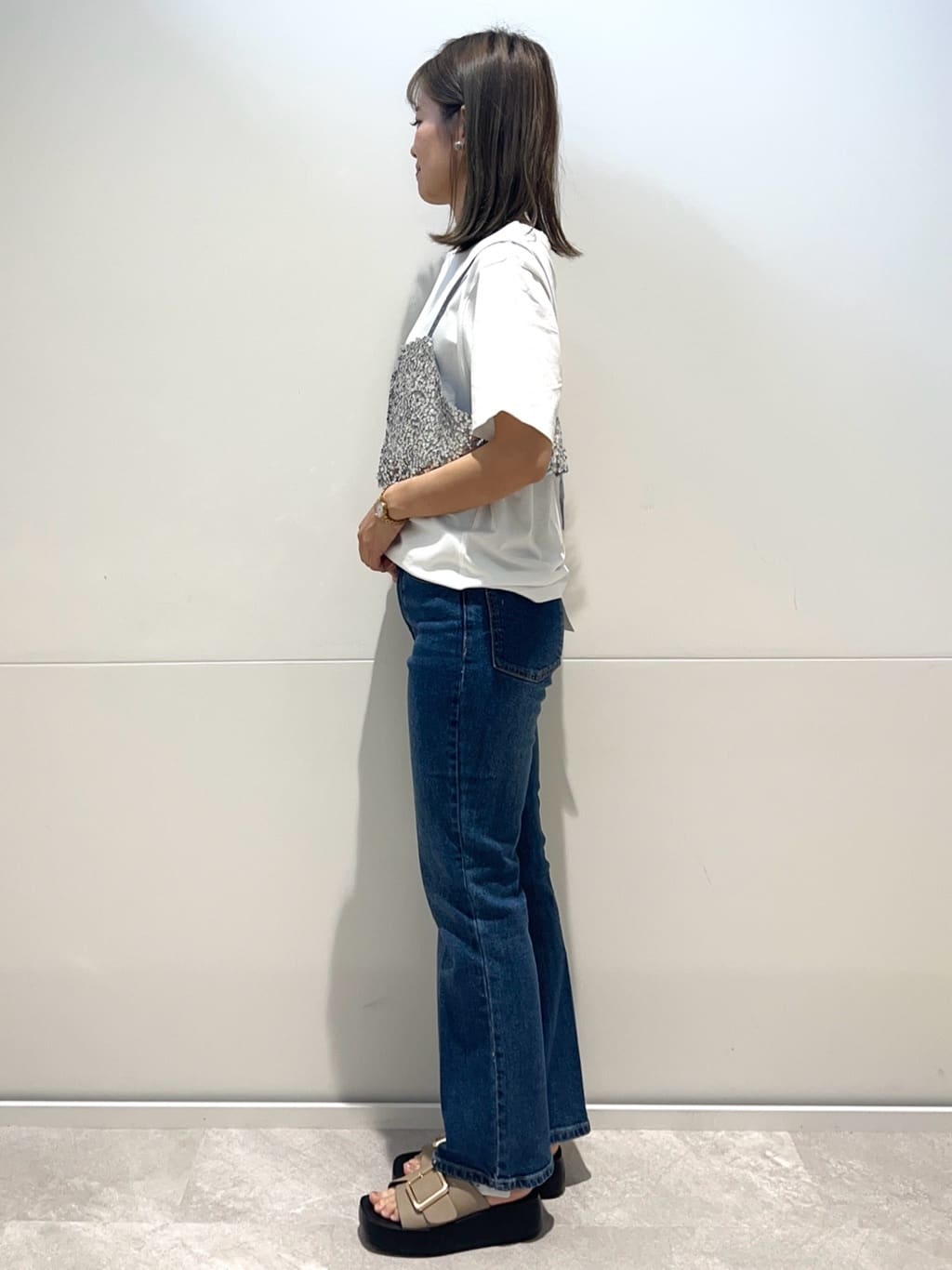 meeさんの「OPAQUE.CLIP｜◆《ツインセット》スパンコールキャミ&times;Tシャツ【洗濯機洗い可】」を使ったコーディネート