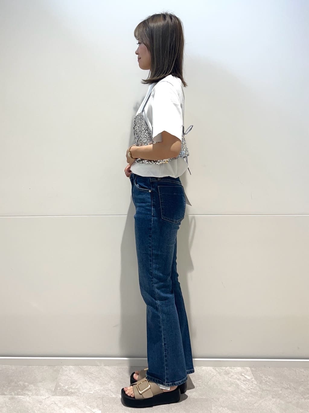 meeさんの「OPAQUE.CLIP｜◆《ツインセット》スパンコールキャミ&times;Tシャツ【洗濯機洗い可】」を使ったコーディネート