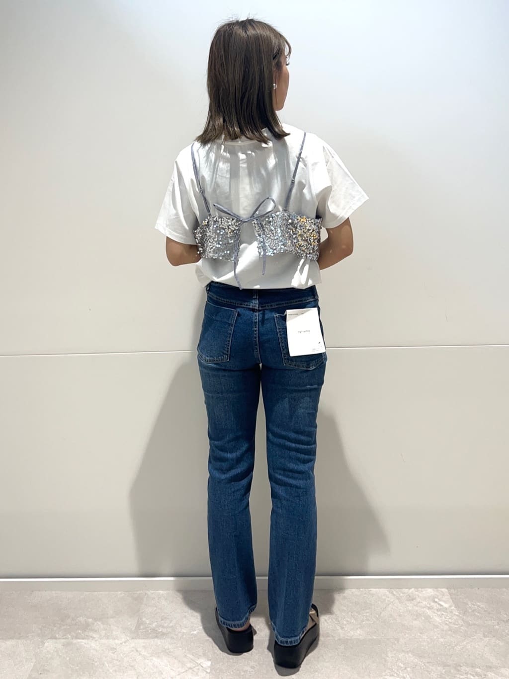 meeさんの「OPAQUE.CLIP｜◆《ツインセット》スパンコールキャミ&times;Tシャツ【洗濯機洗い可】」を使ったコーディネート