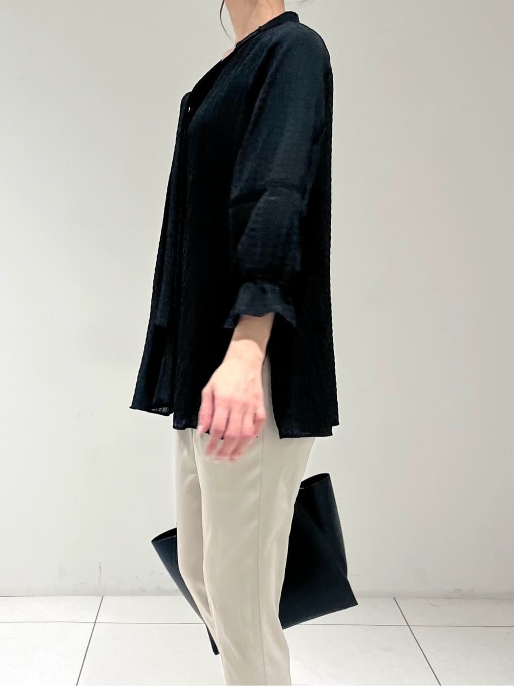 shioriさんの「INDIVI｜【洗える／シャーリング素材】ボリューム袖エアリーブラウス」を使ったコーディネート