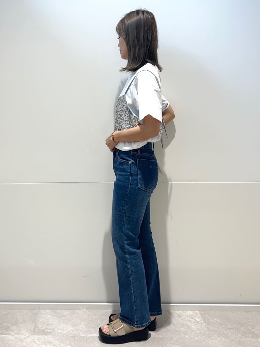 meeさんの「OPAQUE.CLIP｜◆《ツインセット》スパンコールキャミ&times;Tシャツ【洗濯機洗い可】」を使ったコーディネート