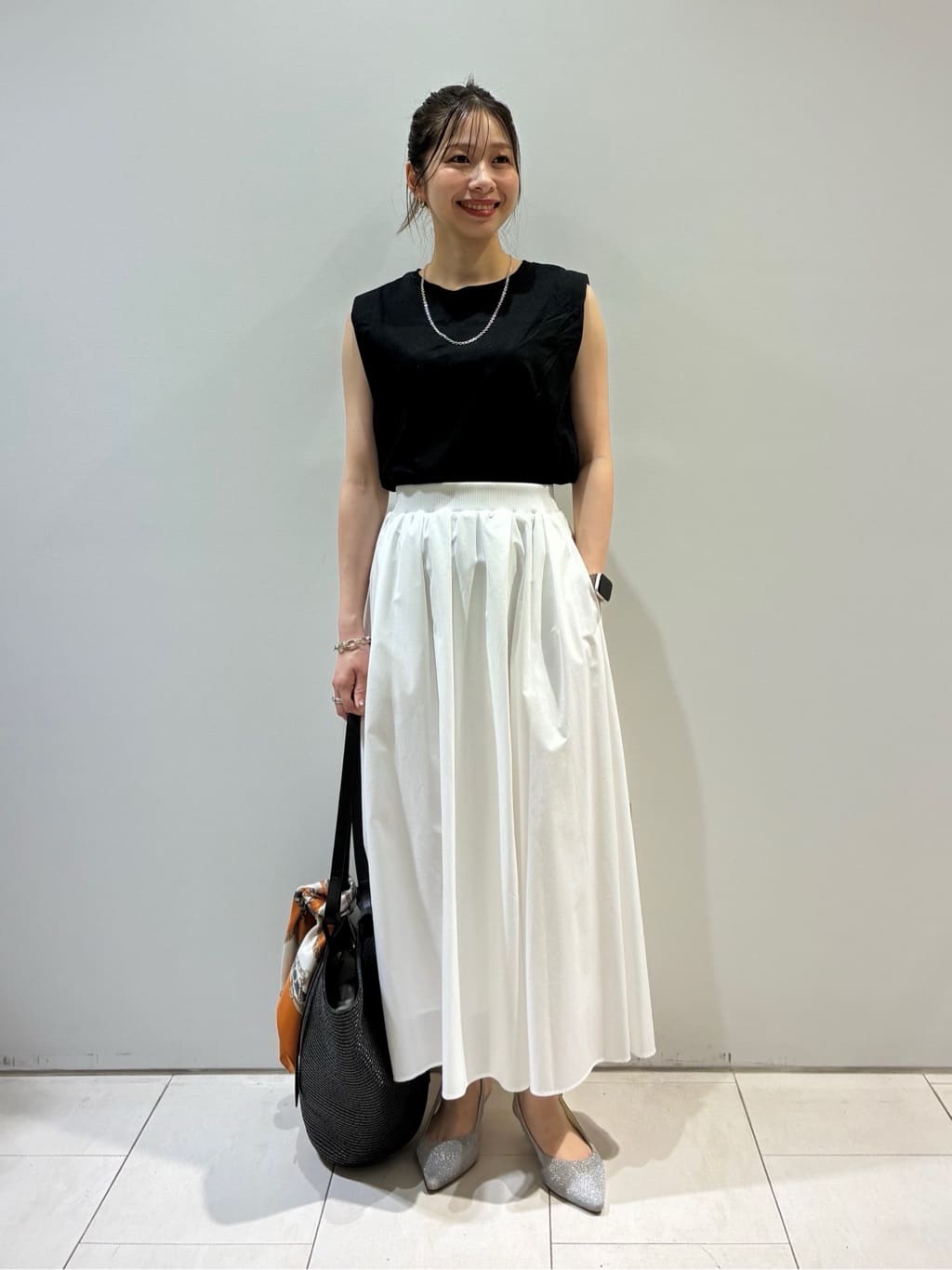 KAOさんの「INDIVI｜【60cm四方】スクエアスカーフ」を使ったコーディネート