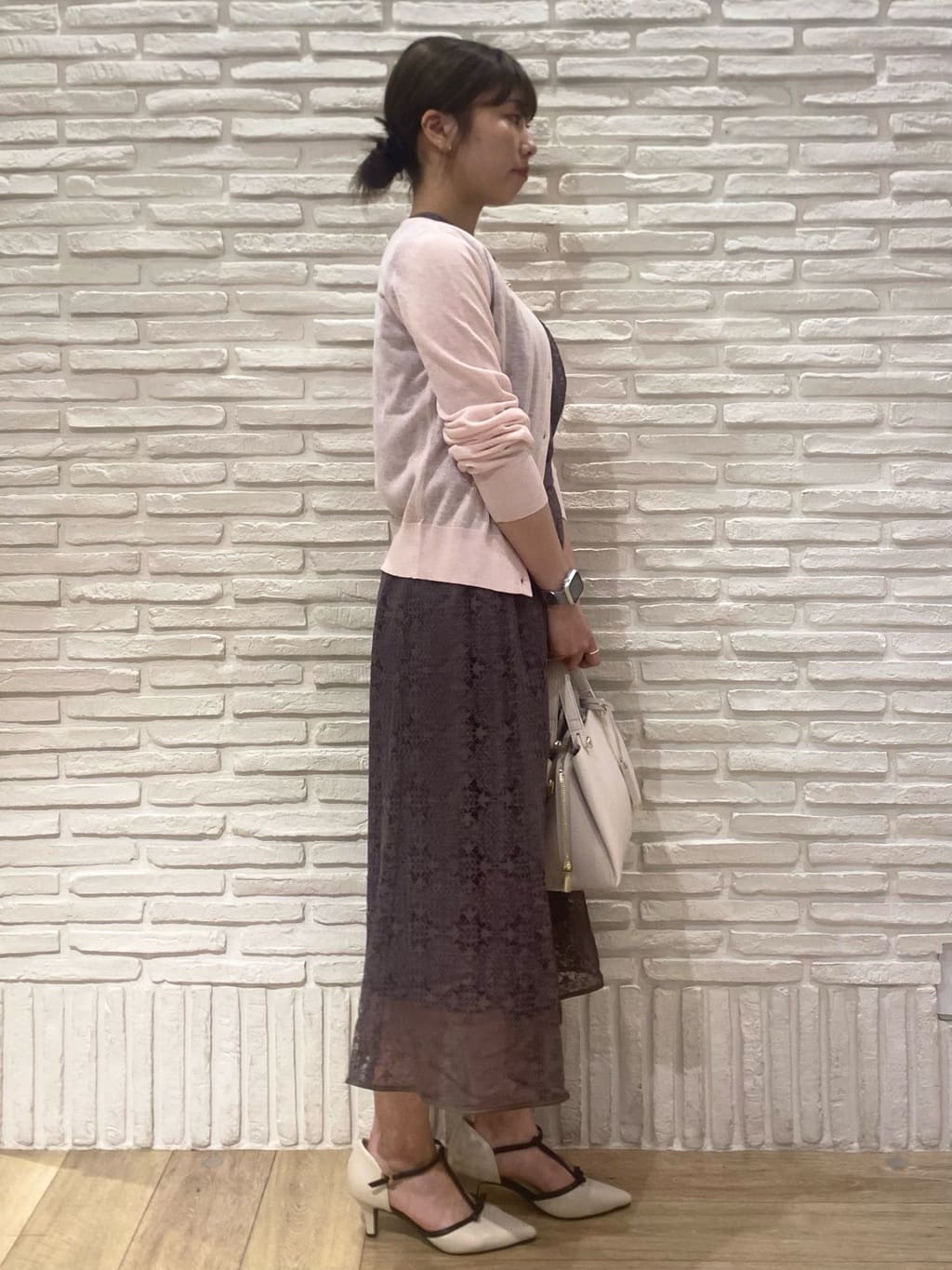 KARENさんの「index｜《7色展開／XS-LLサイズ》ビジューボタンクルーネックカーディガン【洗濯機洗い可】」を使ったコーディネート