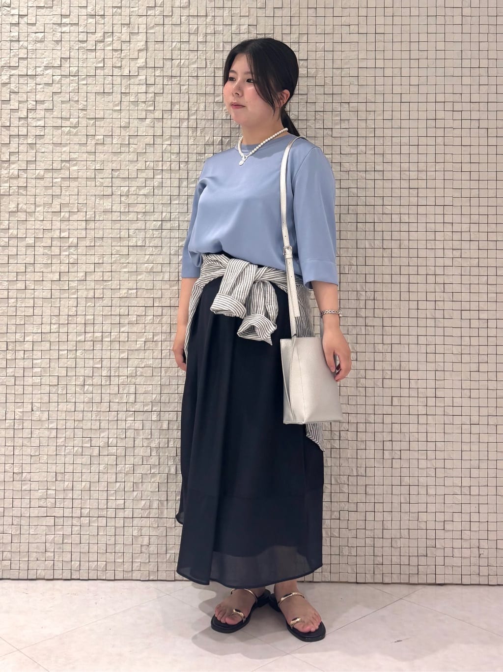 MEGUMIさんの「INDIVI｜パール調コインショートネックレス」を使ったコーディネート