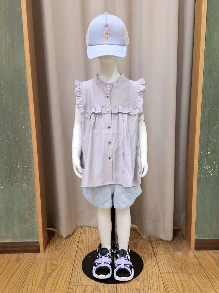 haruさんの「SHOO･LA･RUE｜◆【110-150cm】ハートボタンがアクセント ノースリーブブラウス」を使ったコーディネート
