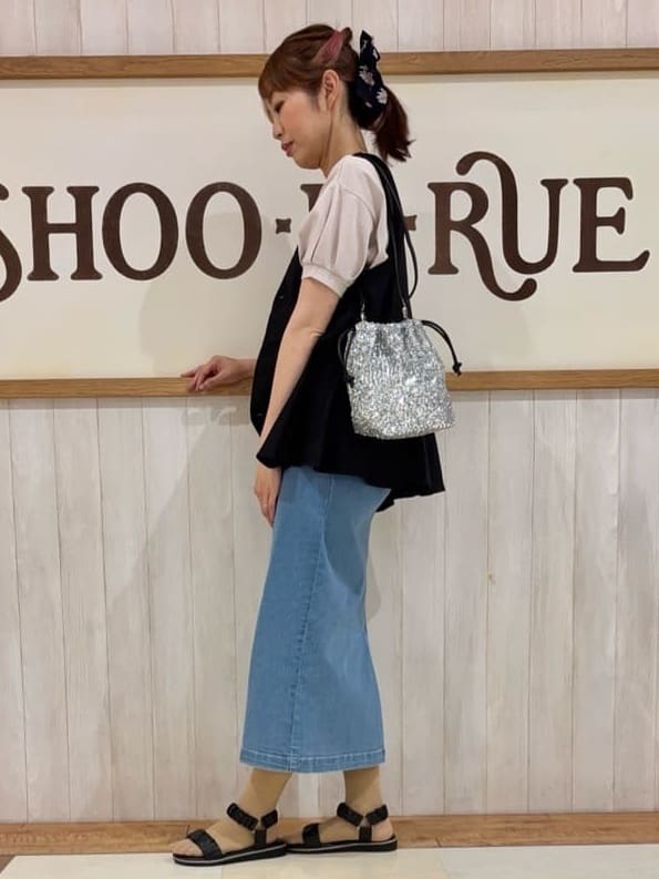みきぽんさんの「SHOO･LA･RUE｜【S-LL/ひんやり/UV】ぷっくりラメプリントロゴTシャツ」を使ったコーディネート