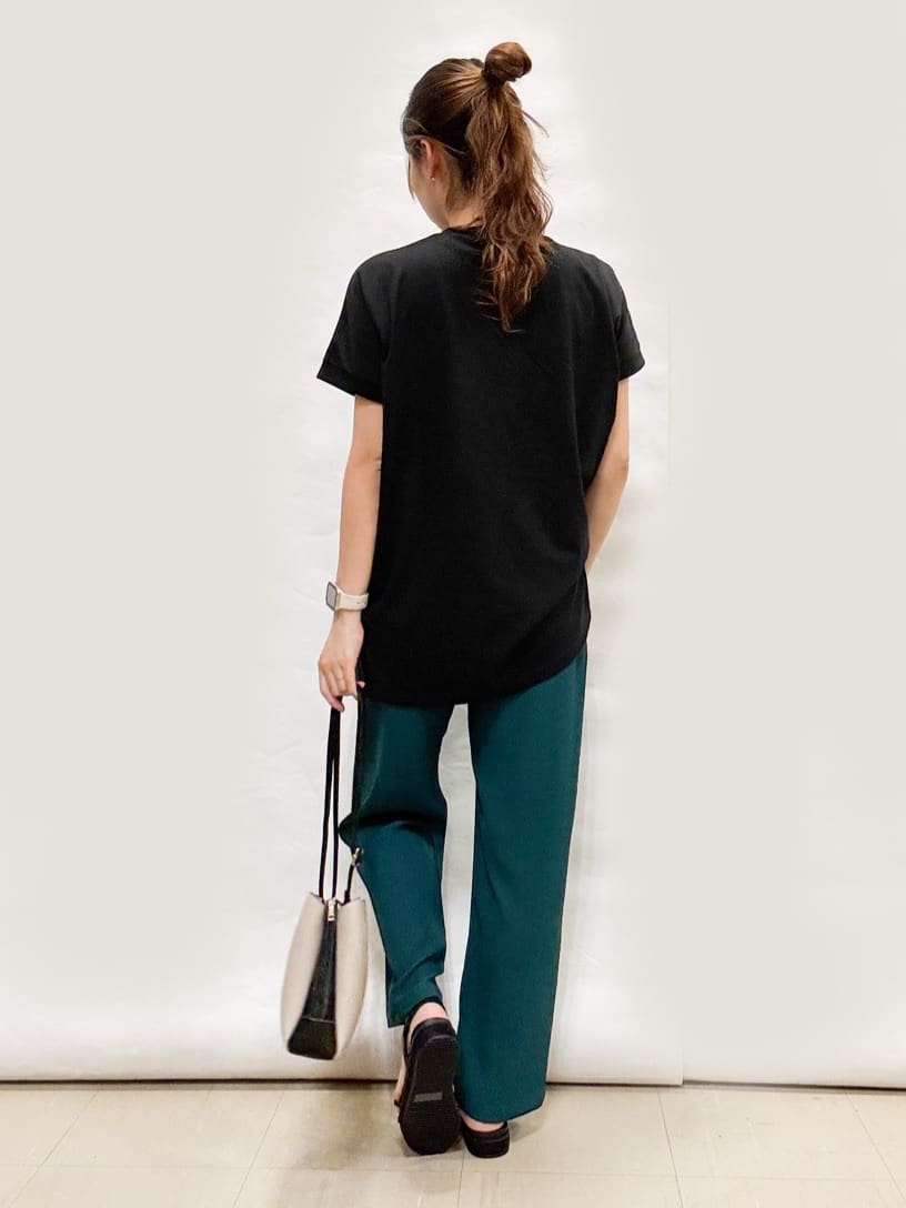 bulさんの「SHOO･LA･RUE｜◆【洗える/S-LL/ひんやり/UV】汗をかいても気になりにくい スリットトップス」を使ったコーディネート