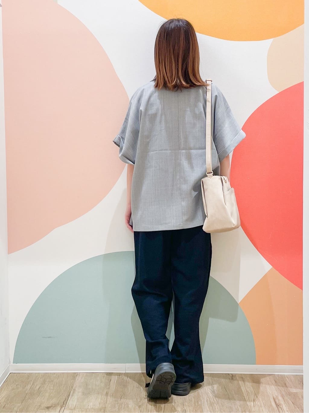 とまとさんの「SHOO･LA･RUE｜◆【S-LL/ひんやり/UV】汗をかいても気になりにくい グラフィックTシャツ」を使ったコーディネート