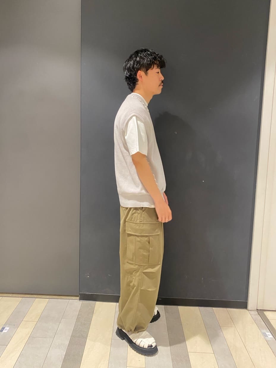 石井友也さんの「tk.TAKEO KIKUCHI｜◆クロップドVネックニットベスト」を使ったコーディネート