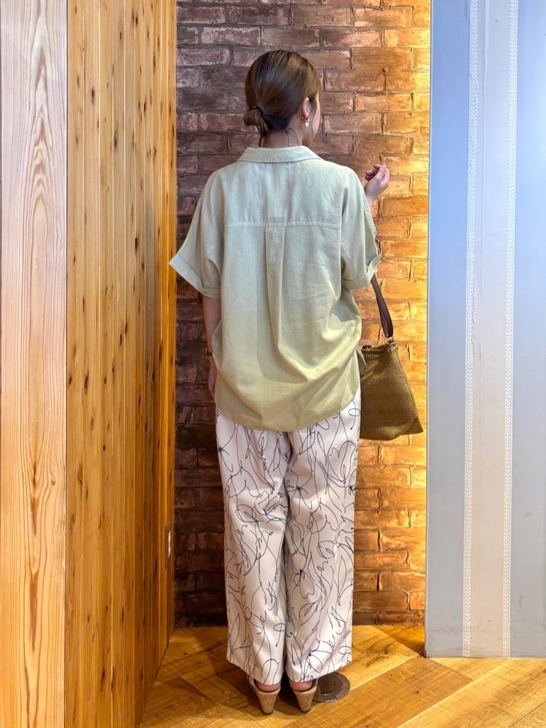 mieさんの「SHOO･LA･RUE｜【S-LL/UV/接触冷感/抗菌防臭】体型を自然にカバー フレンチリネンブレンド襟付ドルマンシャツ」を使ったコーディネート