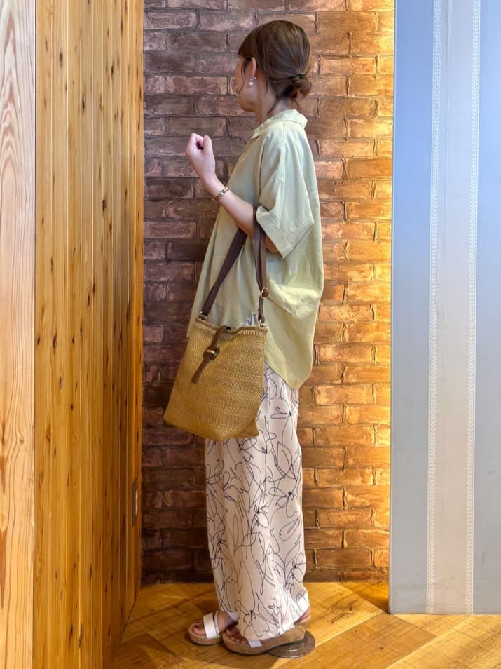 mieさんの「SHOO･LA･RUE｜【S-LL/UV/接触冷感/抗菌防臭】体型を自然にカバー フレンチリネンブレンド襟付ドルマンシャツ」を使ったコーディネート