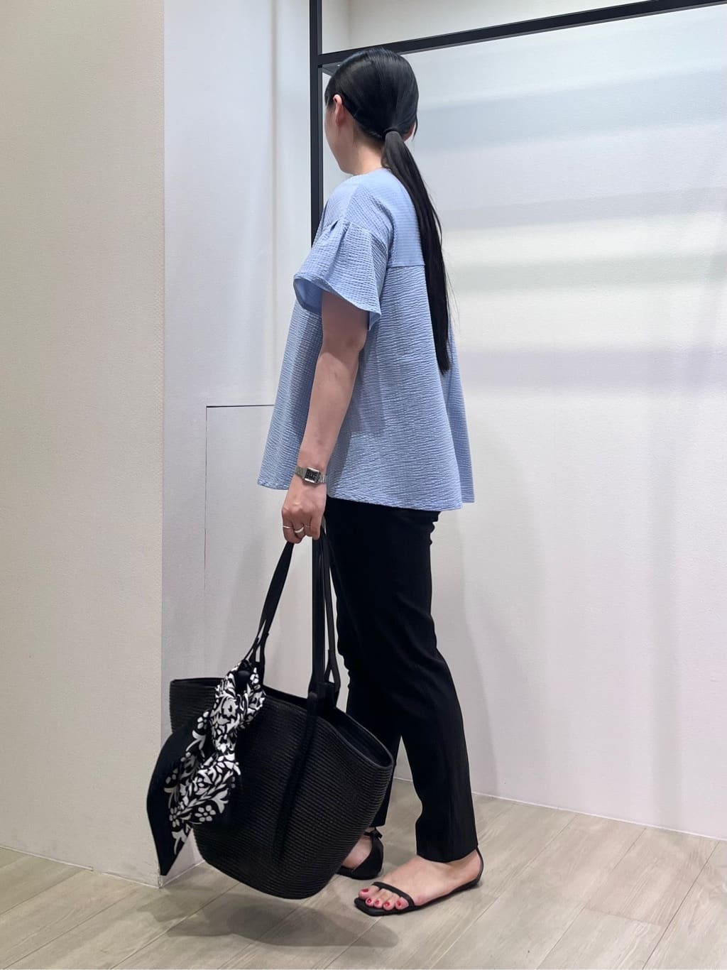 hasuさんの「INDIVI｜【90cm四方】ボタニカル柄大判スカーフ」を使ったコーディネート
