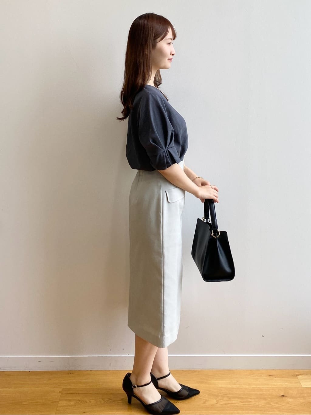 みさかさんの「index｜《8色展開／XS-LLサイズ》タックパフスリーブブラウス【洗濯機洗い可／吸水速乾／防シワ／抗ピル】」を使ったコーディネート