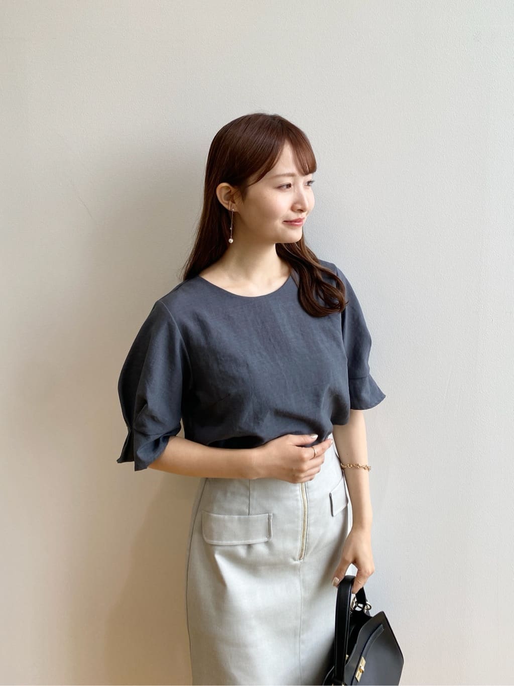 みさかさんの「index｜《8色展開／XS-LLサイズ》タックパフスリーブブラウス【洗濯機洗い可／吸水速乾／防シワ／抗ピル】」を使ったコーディネート