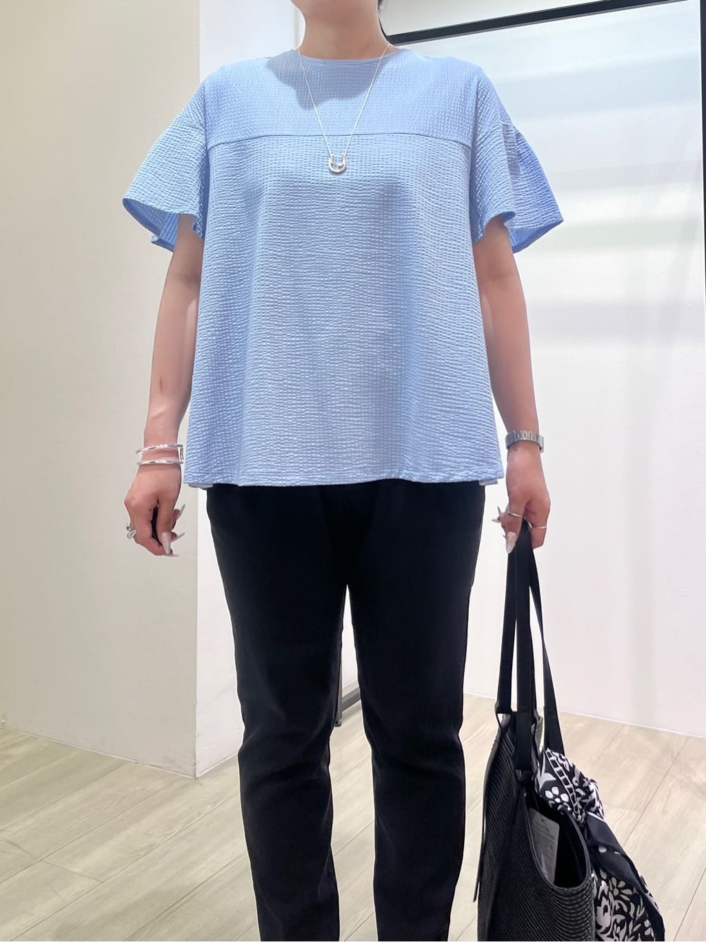 hasuさんの「INDIVI｜【90cm四方】ボタニカル柄大判スカーフ」を使ったコーディネート