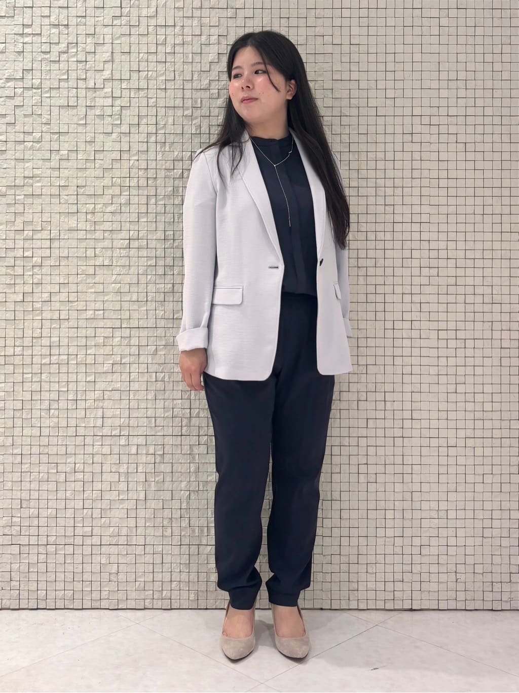 MEGUMIさんの「INDIVI｜【パンツ人気1位／褒められパンツ／洗える】ウエストゴムタックテーパードパンツ」を使ったコーディネート