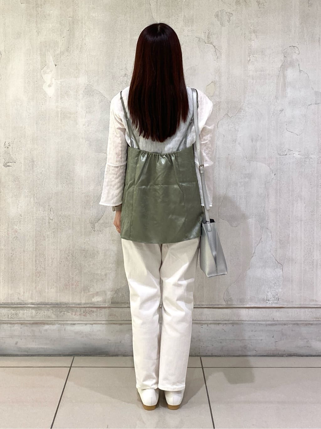 momoさんの「INDIVI｜【褒められデニム】スリムストレート デニムパンツ」を使ったコーディネート