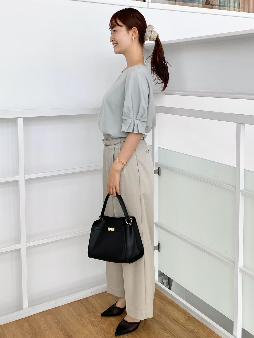 みさかさんの「index｜《8色展開／XS-LLサイズ》タックパフスリーブブラウス【洗濯機洗い可／吸水速乾／防シワ／抗ピル】」を使ったコーディネート