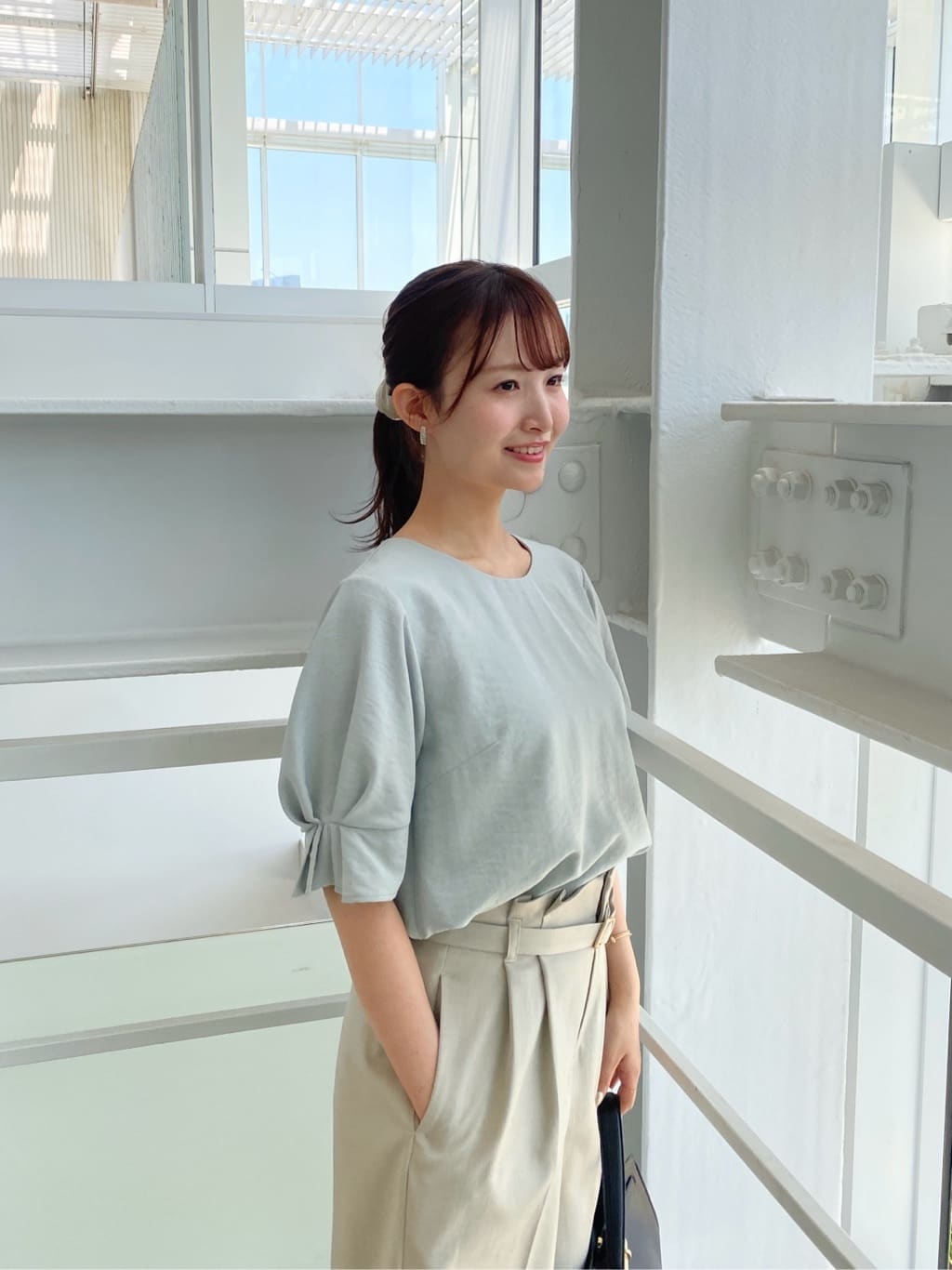 みさかさんの「index｜《8色展開／XS-LLサイズ》タックパフスリーブブラウス【洗濯機洗い可／吸水速乾／防シワ／抗ピル】」を使ったコーディネート