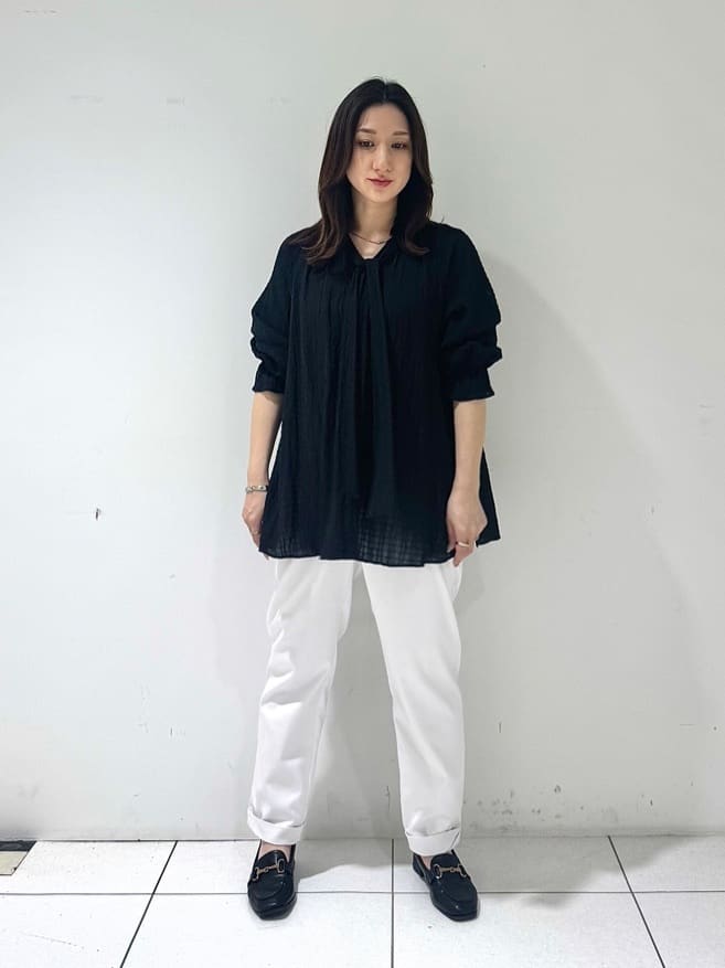 そんさんの「INDIVI｜【洗える／シャーリング素材】ボリューム袖エアリーブラウス」を使ったコーディネート