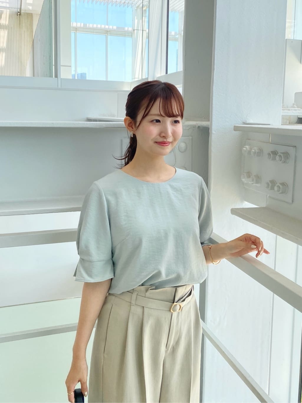 みさかさんの「index｜《8色展開／XS-LLサイズ》タックパフスリーブブラウス【洗濯機洗い可／吸水速乾／防シワ／抗ピル】」を使ったコーディネート