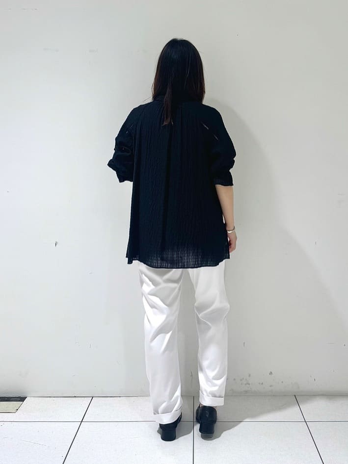 そんさんの「INDIVI｜【洗える／シャーリング素材】ボリューム袖エアリーブラウス」を使ったコーディネート
