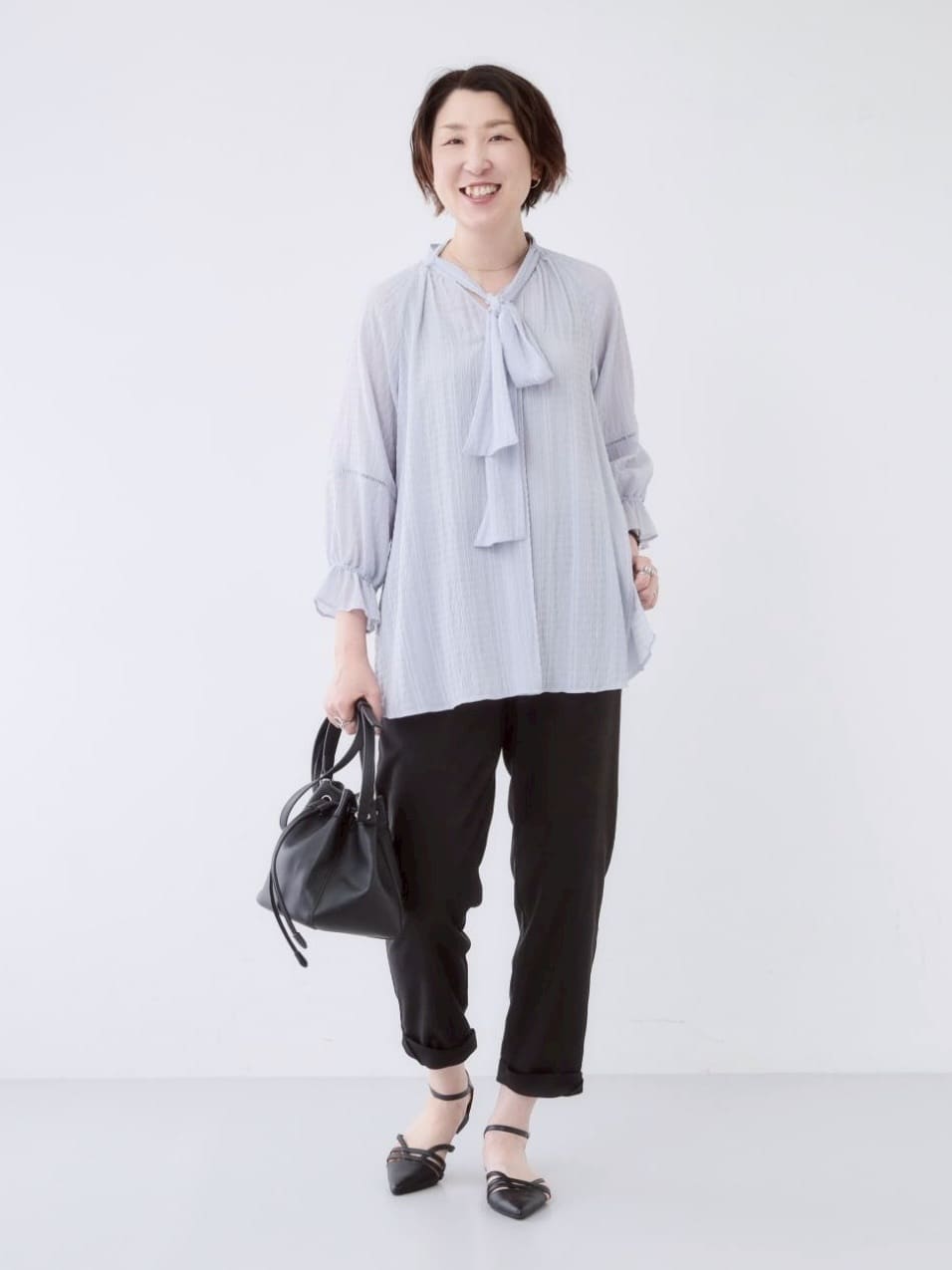 yuriさんの「INDIVI｜【洗える／シャーリング素材】ボリューム袖エアリーブラウス」を使ったコーディネート