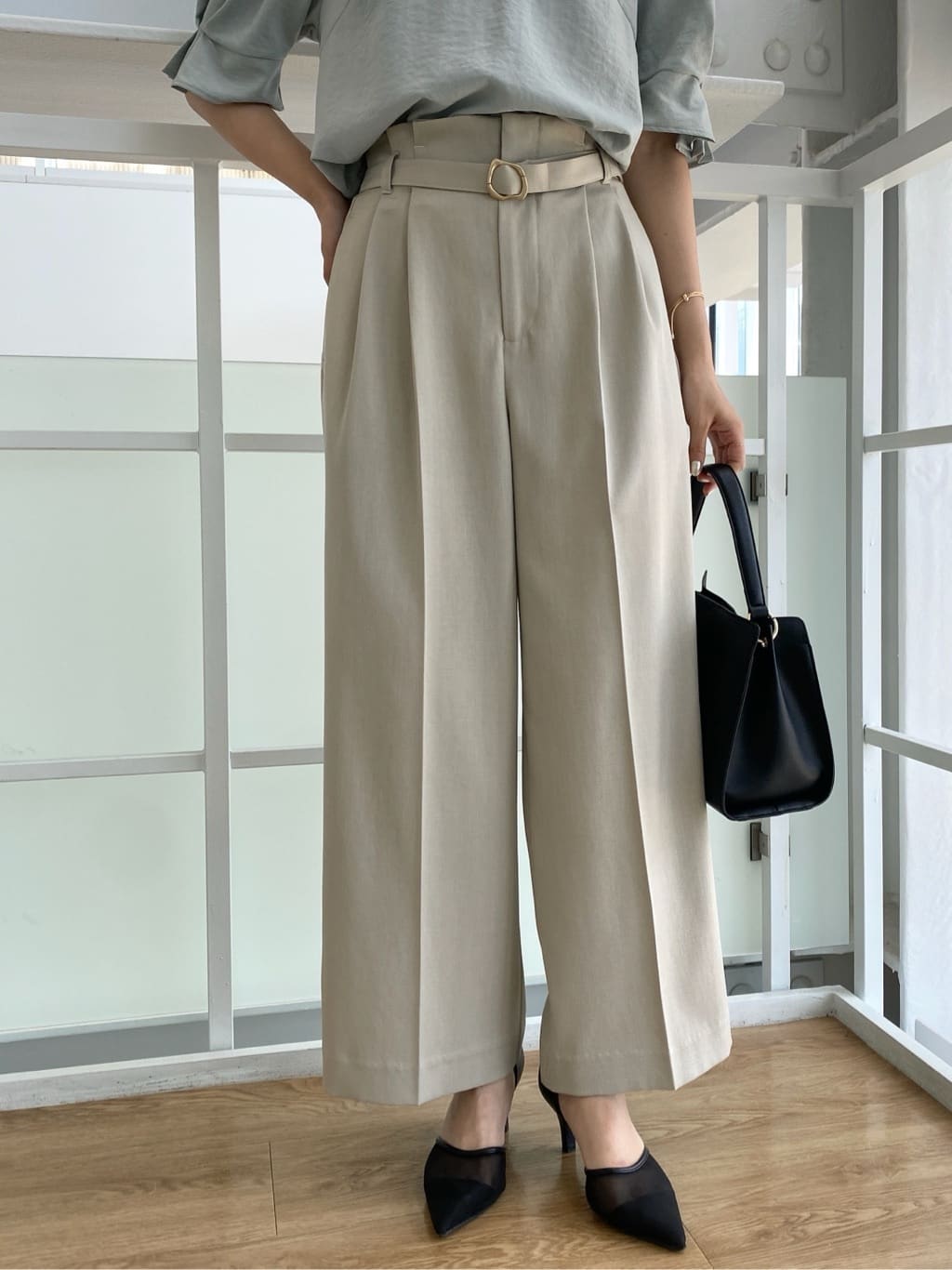みさかさんの「index｜《8色展開／XS-LLサイズ》タックパフスリーブブラウス【洗濯機洗い可／吸水速乾／防シワ／抗ピル】」を使ったコーディネート