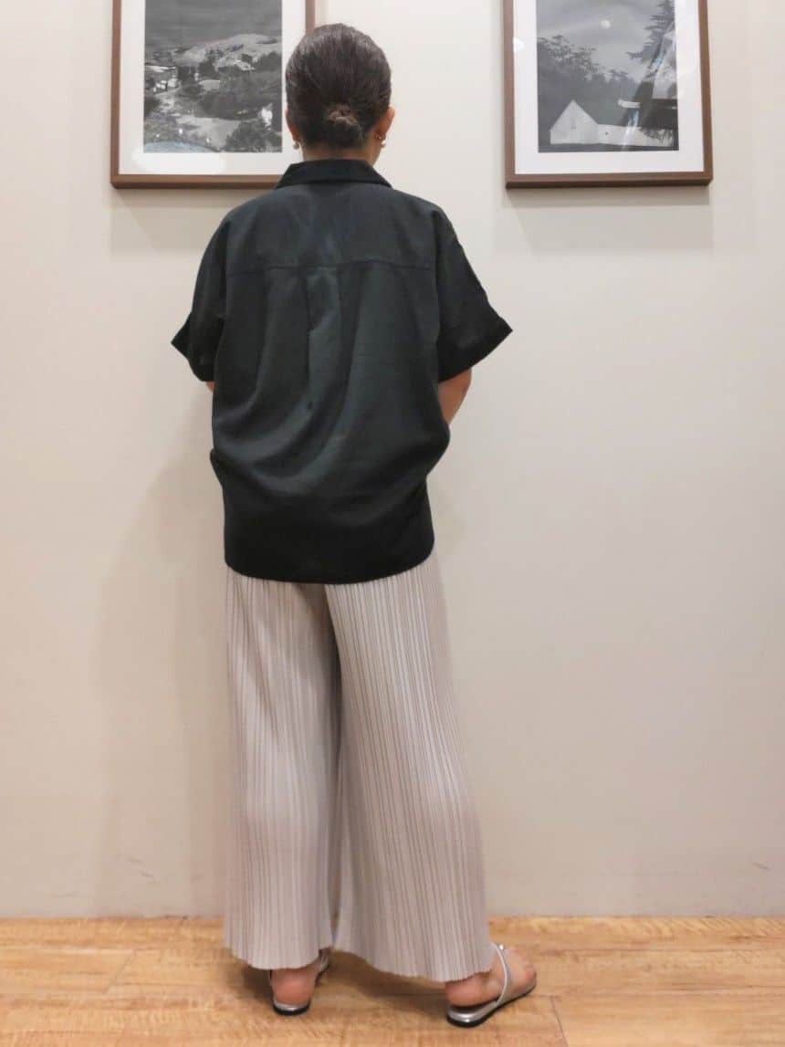 よっこさんの「SHOO･LA･RUE｜【S-LL/UV/接触冷感/抗菌防臭】体型を自然にカバー フレンチリネンブレンド襟付ドルマンシャツ」を使ったコーディネート