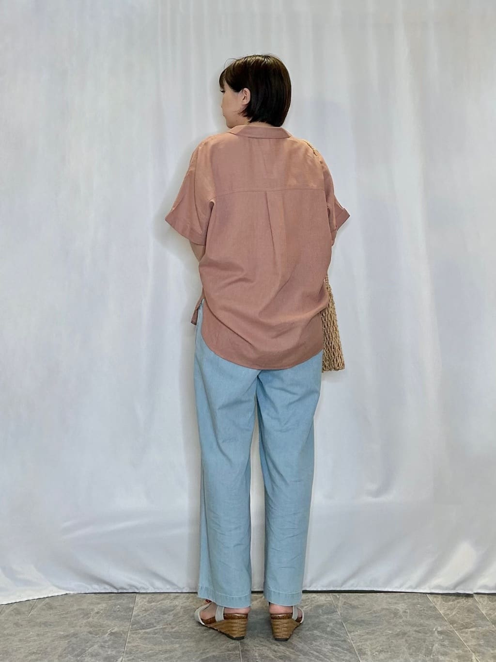 ネリさんの「SHOO･LA･RUE｜【S-LL/UV/接触冷感/抗菌防臭】体型を自然にカバー フレンチリネンブレンド襟付ドルマンシャツ」を使ったコーディネート