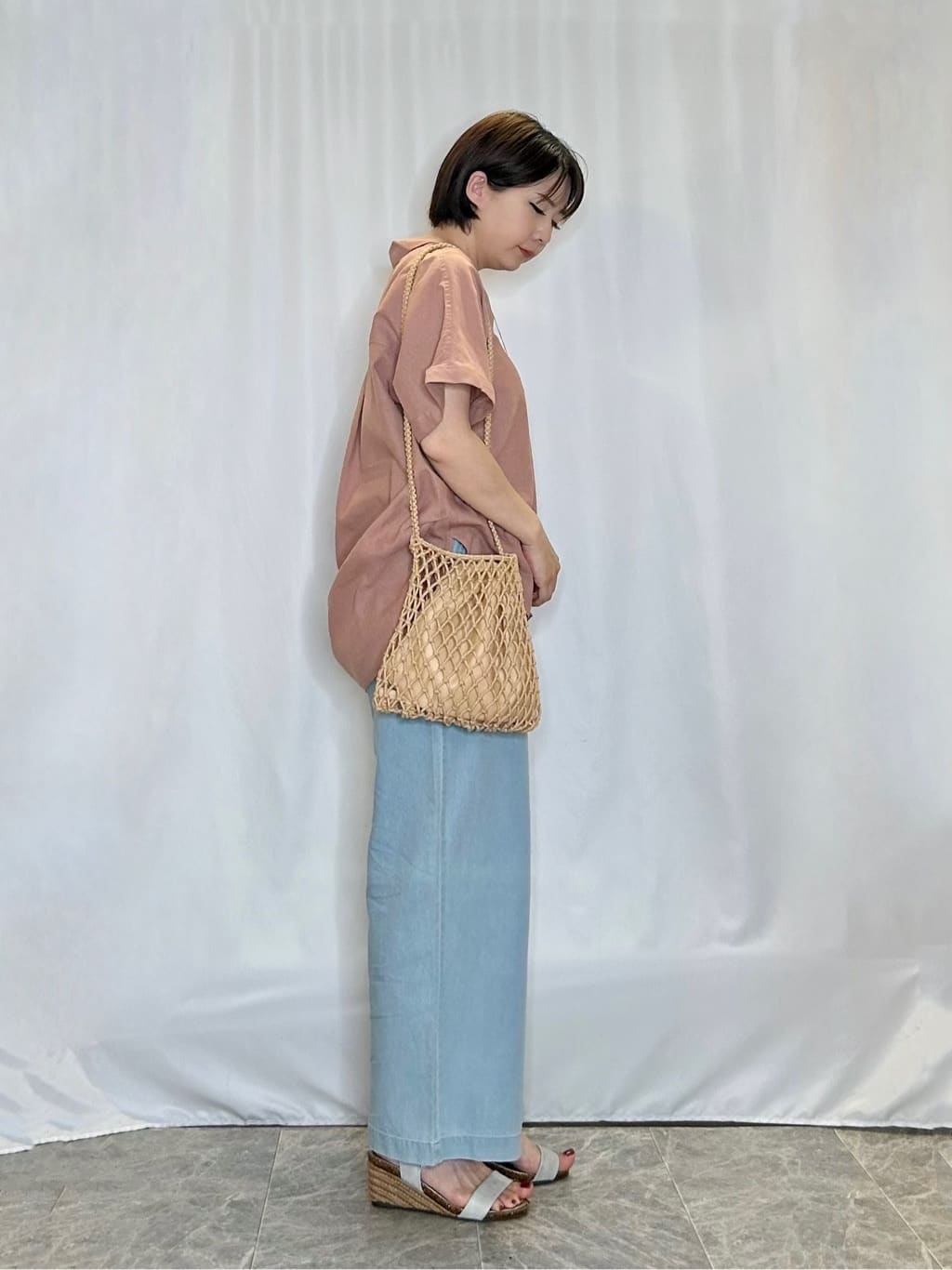 ネリさんの「SHOO･LA･RUE｜【S-LL/UV/接触冷感/抗菌防臭】体型を自然にカバー フレンチリネンブレンド襟付ドルマンシャツ」を使ったコーディネート
