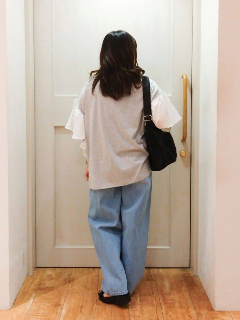 みーさんの「SHOO･LA･RUE｜◆【高レビュー】スポーティで上品 大人のためのテープスポサン」を使ったコーディネート