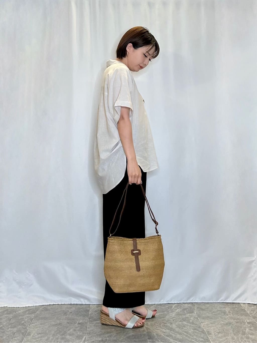 ネリさんの「SHOO･LA･RUE｜【S-LL/UV/接触冷感/抗菌防臭】体型を自然にカバー フレンチリネンブレンド襟付ドルマンシャツ」を使ったコーディネート