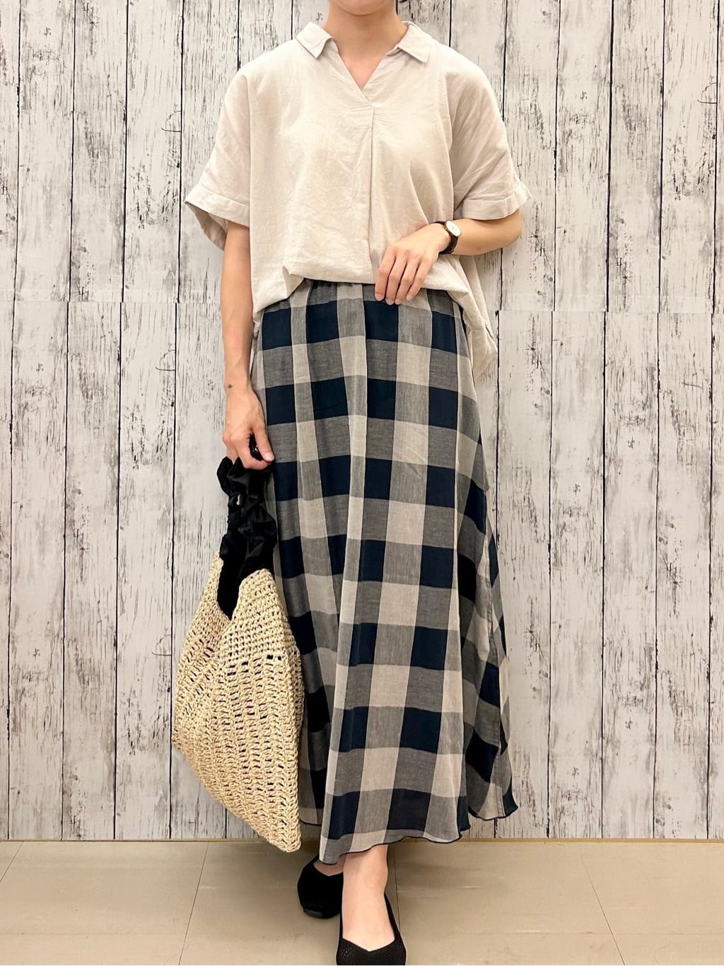 ちぐささんの「SHOO･LA･RUE｜【S-LL/UV/接触冷感/抗菌防臭】体型を自然にカバー フレンチリネンブレンド襟付ドルマンシャツ」を使ったコーディネート