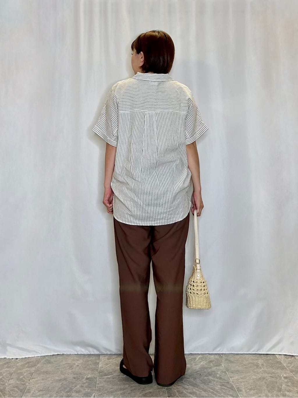 ネリさんの「SHOO･LA･RUE｜【S-LL/UV/接触冷感/抗菌防臭】体型を自然にカバー フレンチリネンブレンド襟付ドルマンシャツ」を使ったコーディネート