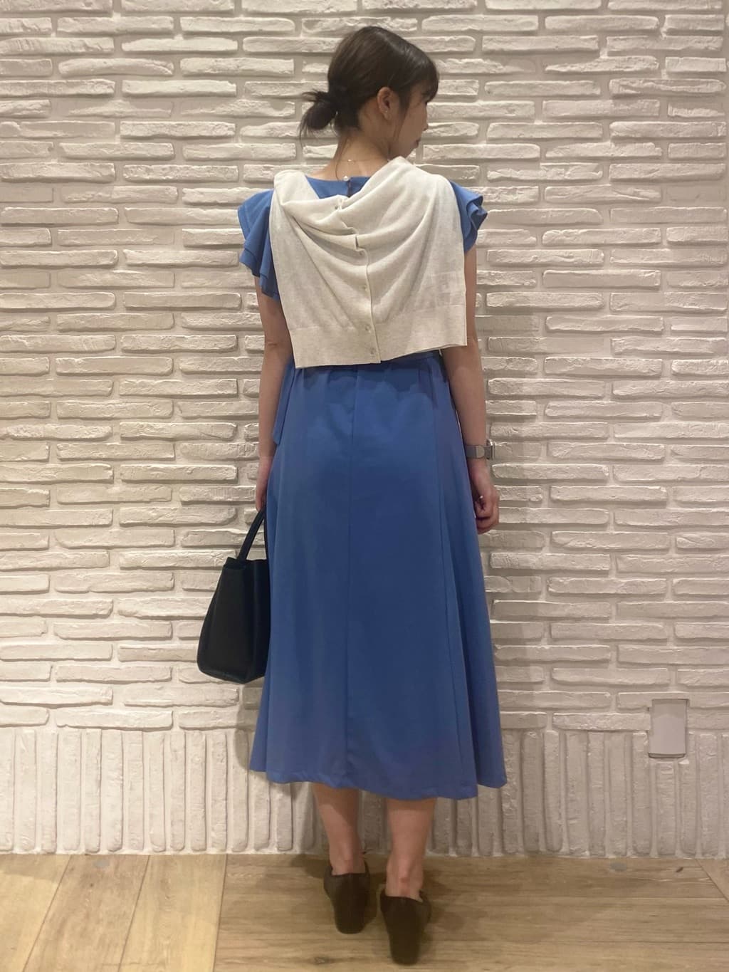 KARENさんの「index｜《5色展開／S-LLサイズ》シルケットVネックフレアワンピース【接触冷感／UVケア／洗濯機洗い可】」を使ったコーディネート