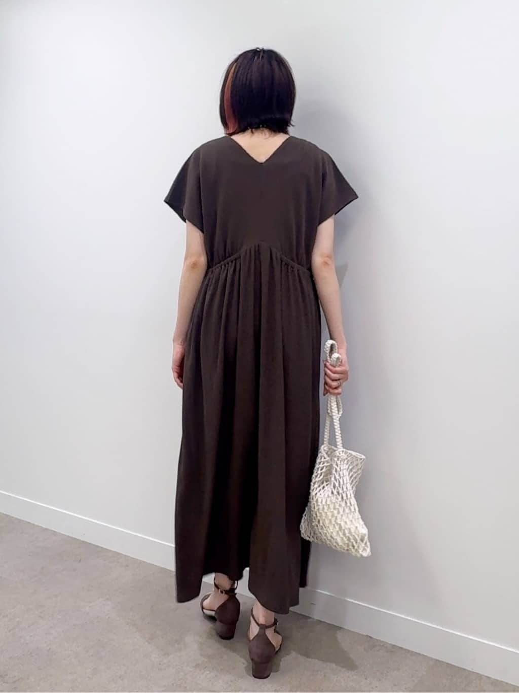 𝐜𝐡𝐢𝐤𝐚さんの「SHOO･LA･RUE｜【前後2WAY】さらりと大人上品に 楊柳フレンチワンピース」を使ったコーディネート