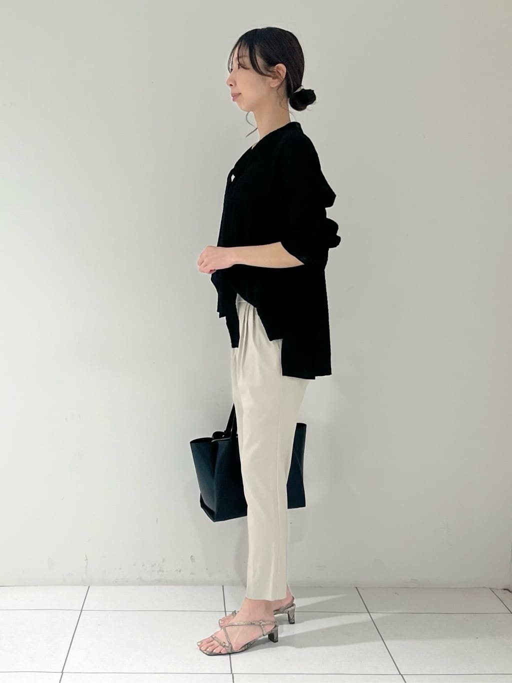 shioriさんの「INDIVI｜【洗える／シャーリング素材】ボリューム袖エアリーブラウス」を使ったコーディネート
