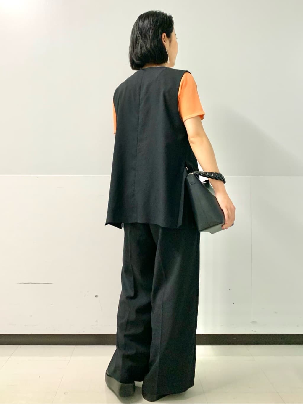 づっきーさんの「OPAQUE.CLIP｜◆ストレッチVネックジレ／セットアップ対応【UV／接触冷感／洗濯機洗い可／抗ピル】」を使ったコーディネート