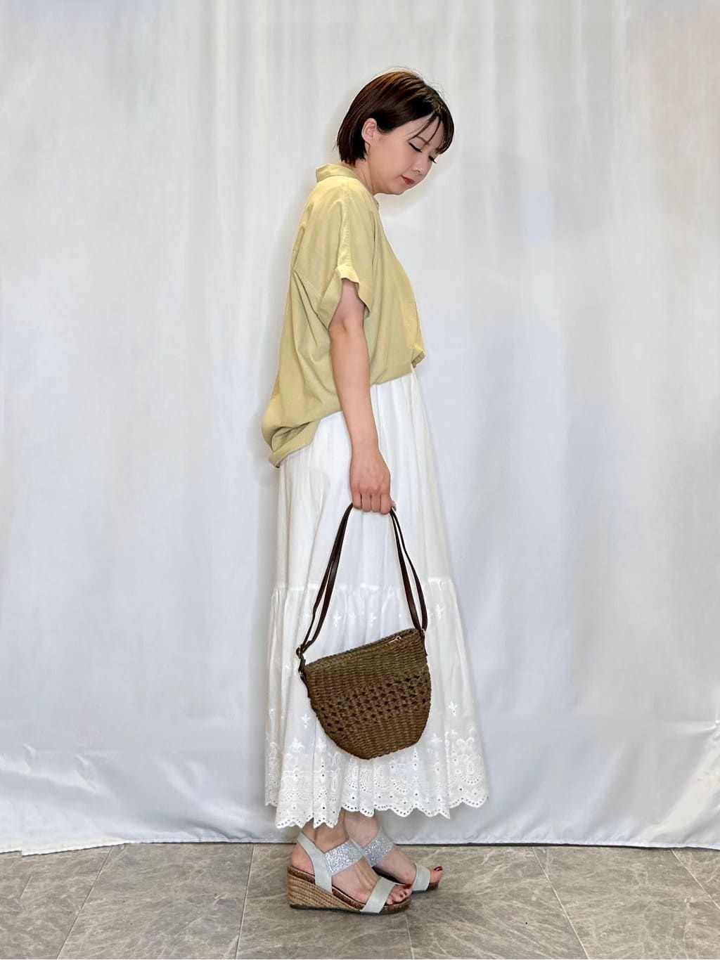ネリさんの「SHOO･LA･RUE｜【S-LL/UV/接触冷感/抗菌防臭】体型を自然にカバー フレンチリネンブレンド襟付ドルマンシャツ」を使ったコーディネート