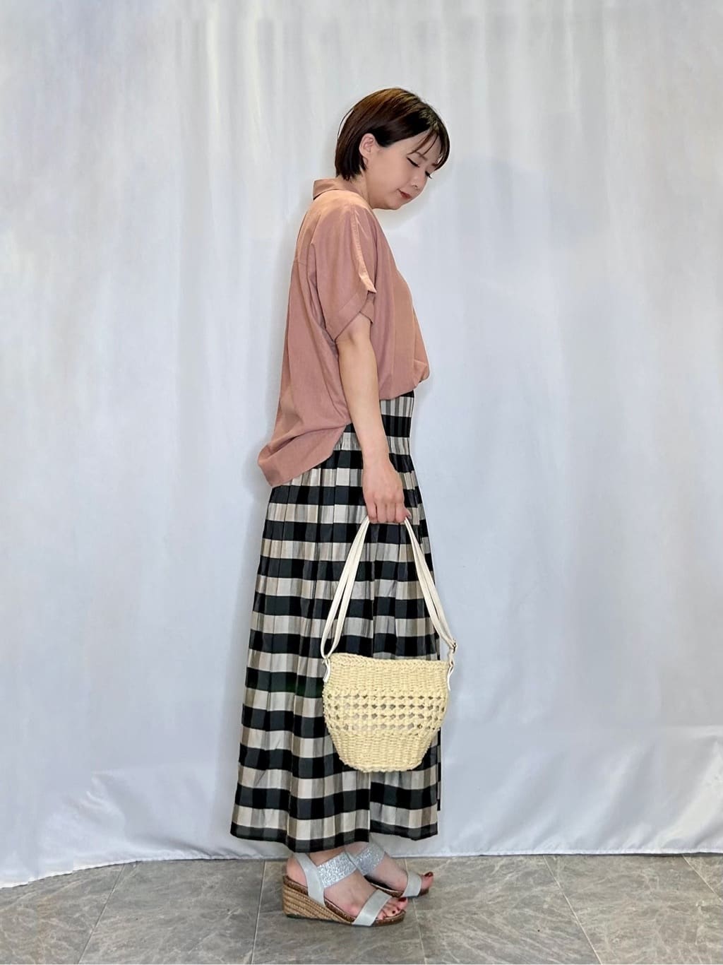 ネリさんの「SHOO･LA･RUE｜【S-LL/UV/接触冷感/抗菌防臭】体型を自然にカバー フレンチリネンブレンド襟付ドルマンシャツ」を使ったコーディネート