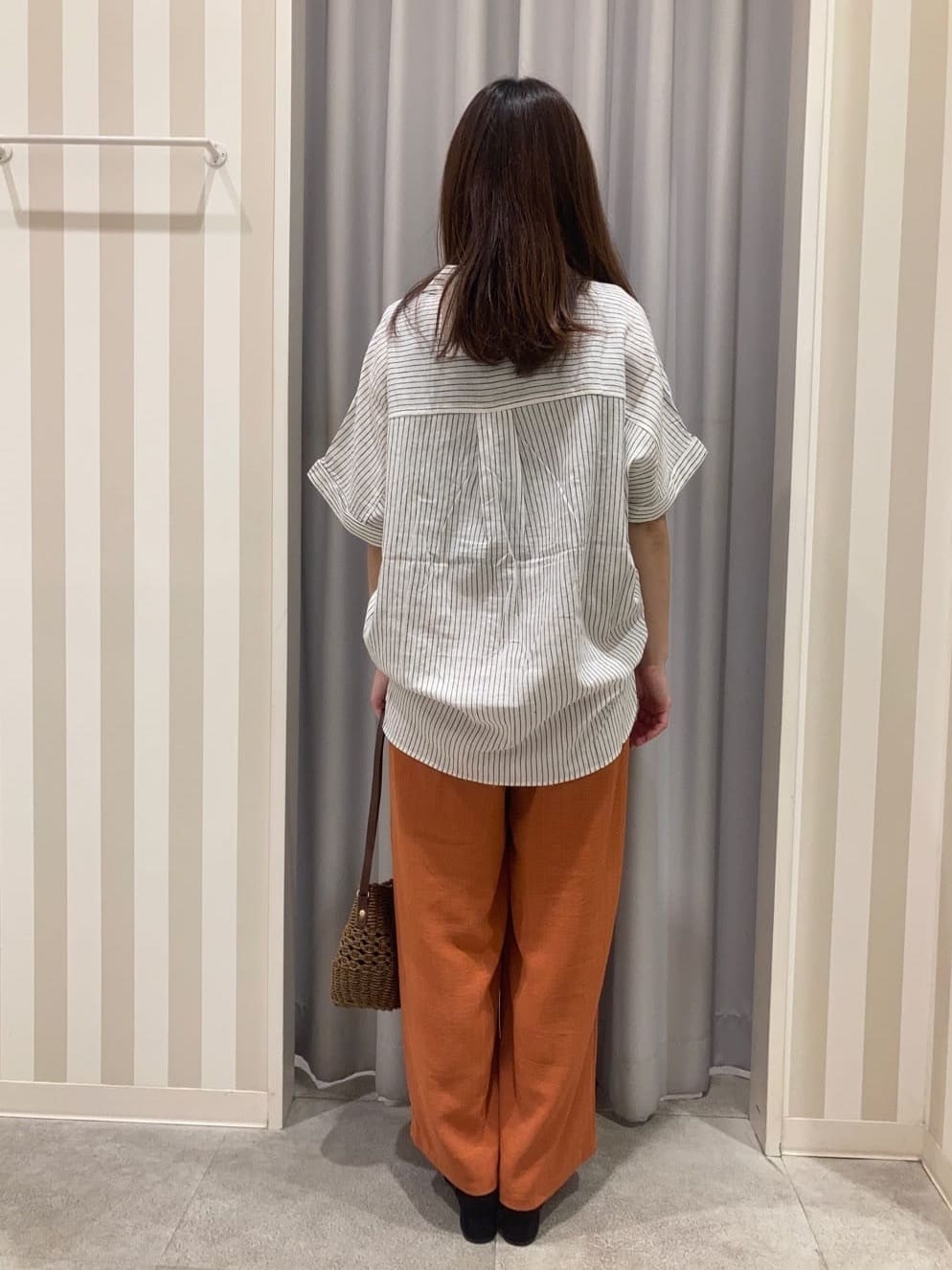 𝐂𝐡𝐢𝐢 &hearts;(ちー)さんの「SHOO･LA･RUE｜【S-LL/UV/接触冷感/抗菌防臭】体型を自然にカバー フレンチリネンブレンド襟付ドルマンシャツ」を使ったコーディネート