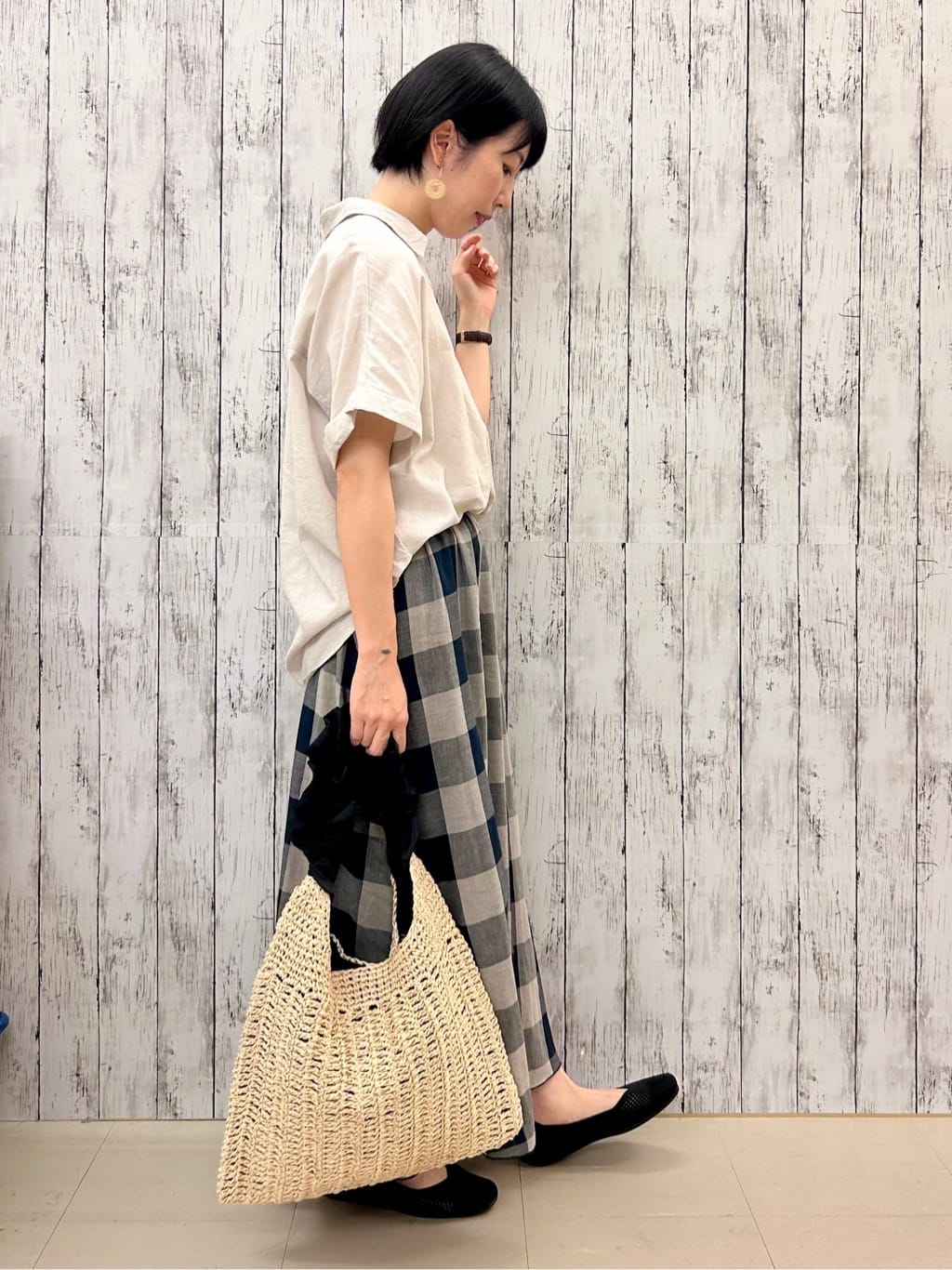 ちぐささんの「SHOO･LA･RUE｜【S-LL/UV/接触冷感/抗菌防臭】体型を自然にカバー フレンチリネンブレンド襟付ドルマンシャツ」を使ったコーディネート