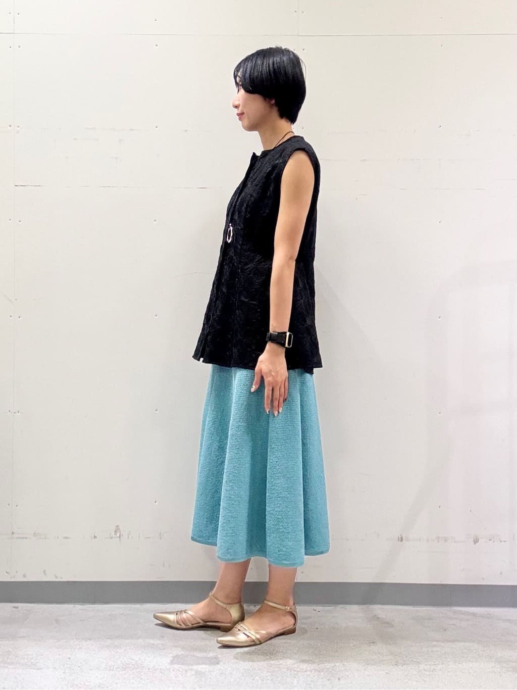 naoさんの「INDIVI｜【90cm四方】ボタニカル柄大判スカーフ」を使ったコーディネート