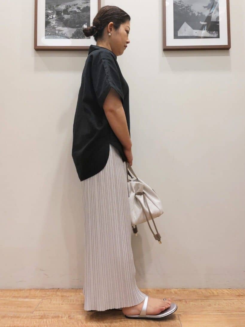 よっこさんの「SHOO･LA･RUE｜【S-LL/UV/接触冷感/抗菌防臭】体型を自然にカバー フレンチリネンブレンド襟付ドルマンシャツ」を使ったコーディネート