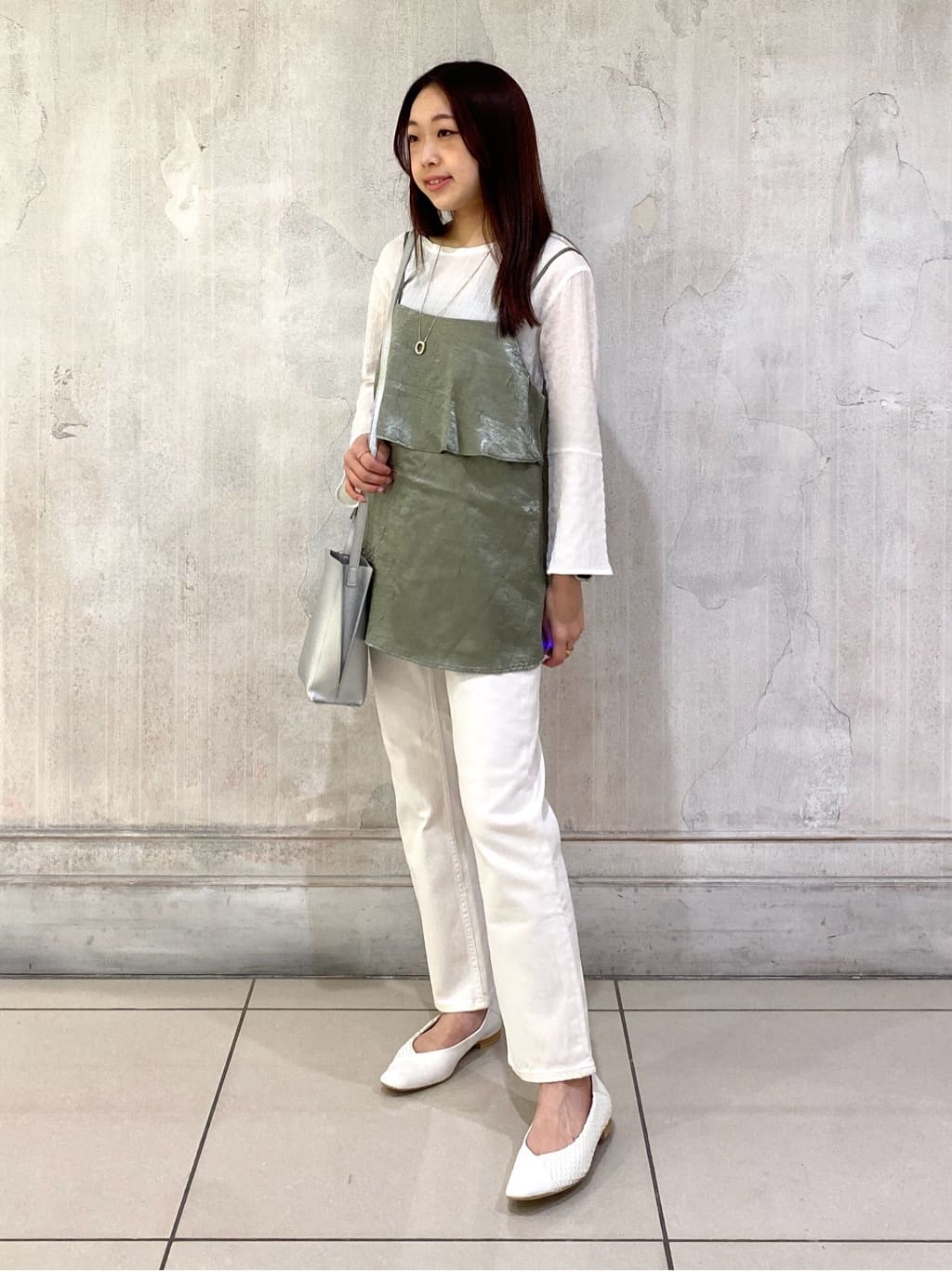 momoさんの「INDIVI｜【褒められデニム】スリムストレート デニムパンツ」を使ったコーディネート