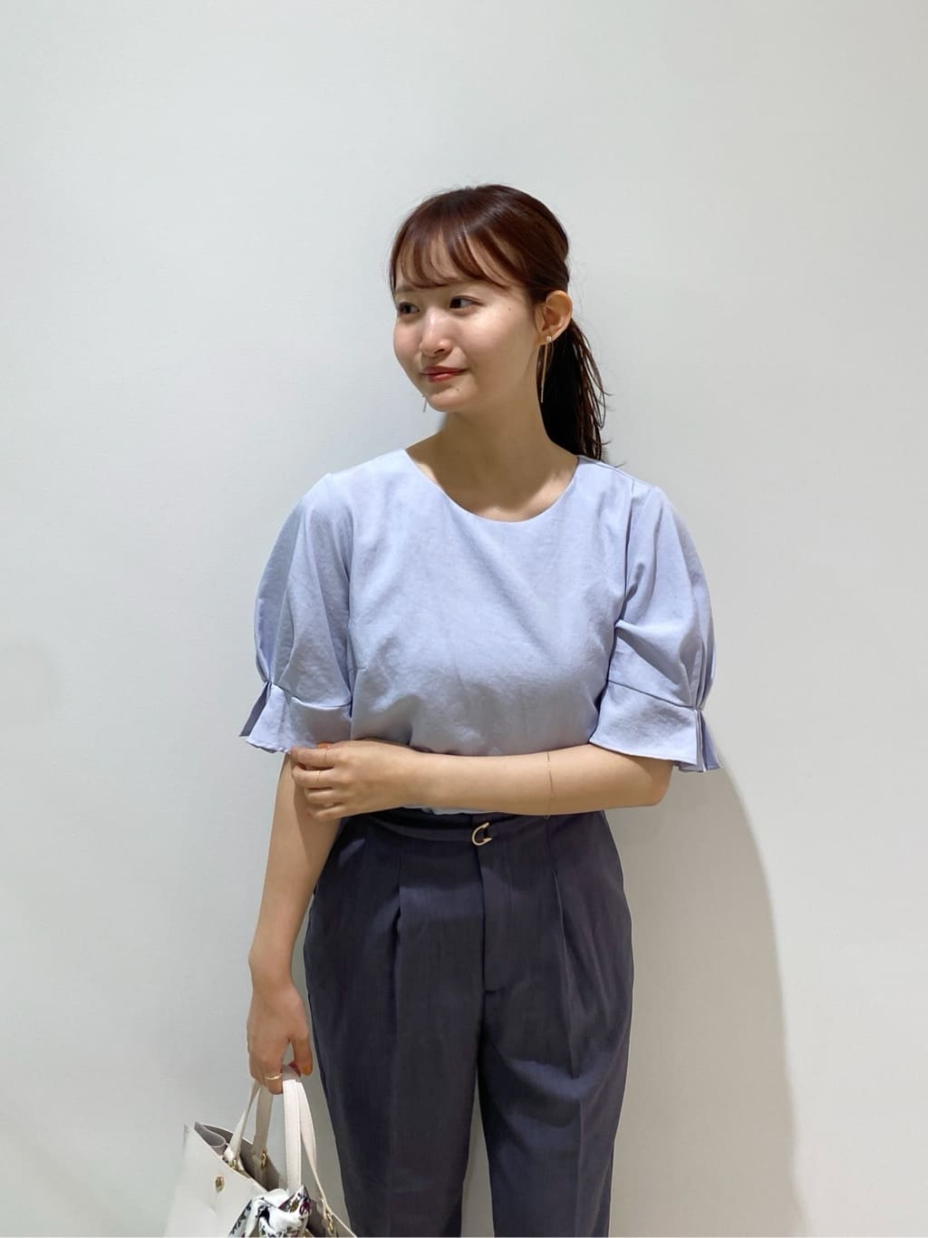みさかさんの「index｜《8色展開／XS-LLサイズ》タックパフスリーブブラウス【洗濯機洗い可／吸水速乾／防シワ／抗ピル】」を使ったコーディネート