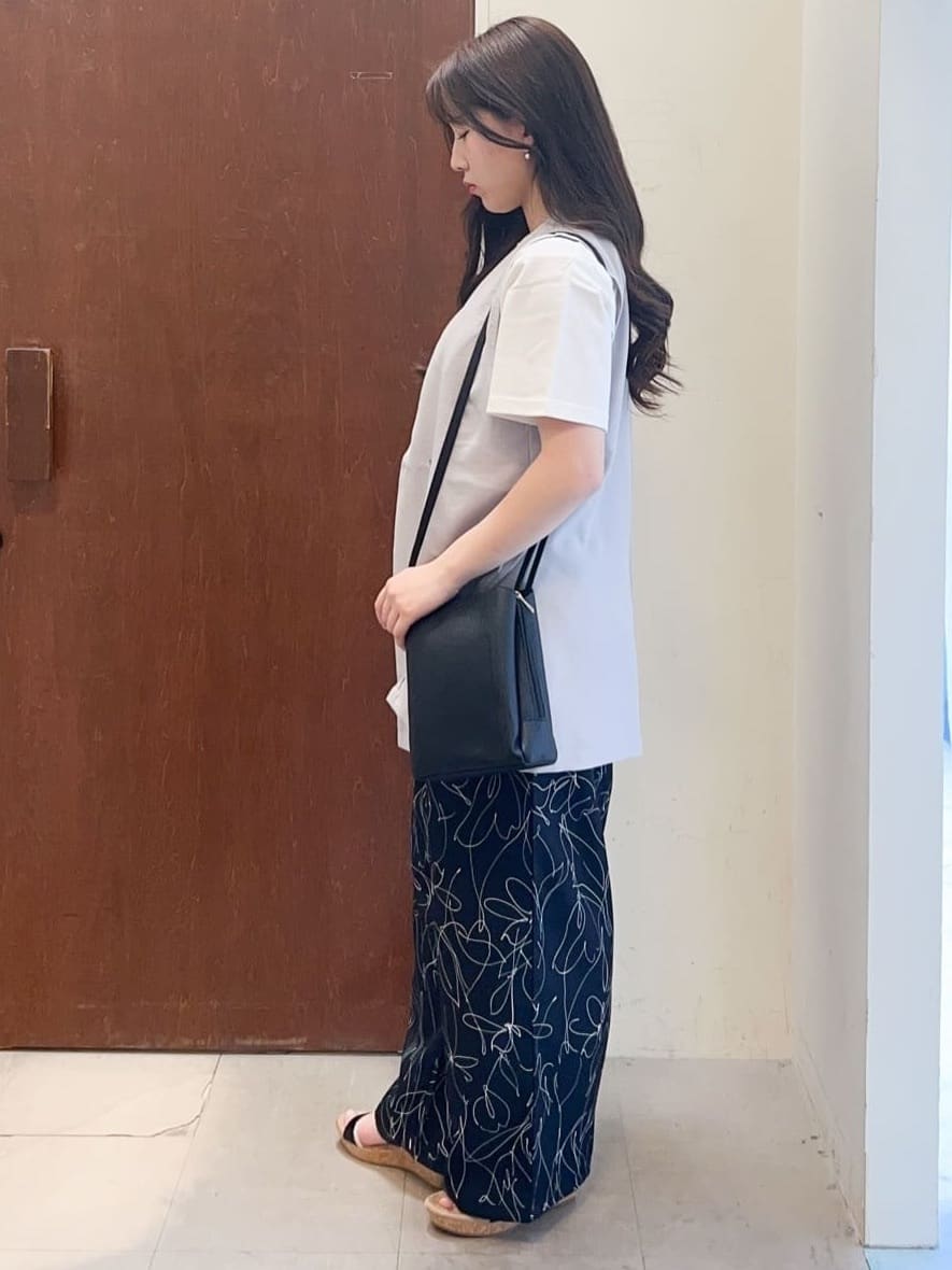 reonさんの「SHOO･LA･RUE｜◆【S-LL/ひんやり/UV】汗をかいても気になりにくい グラフィックTシャツ」を使ったコーディネート