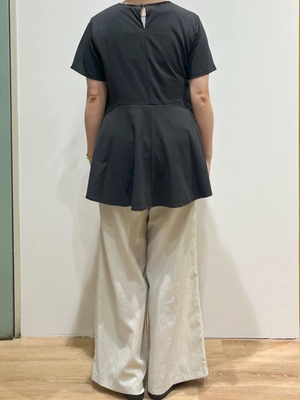chiakiさんの「OPAQUE.CLIP｜◆フリルドッキングペプラムトップス【接触冷感／洗濯機洗い可】」を使ったコーディネート